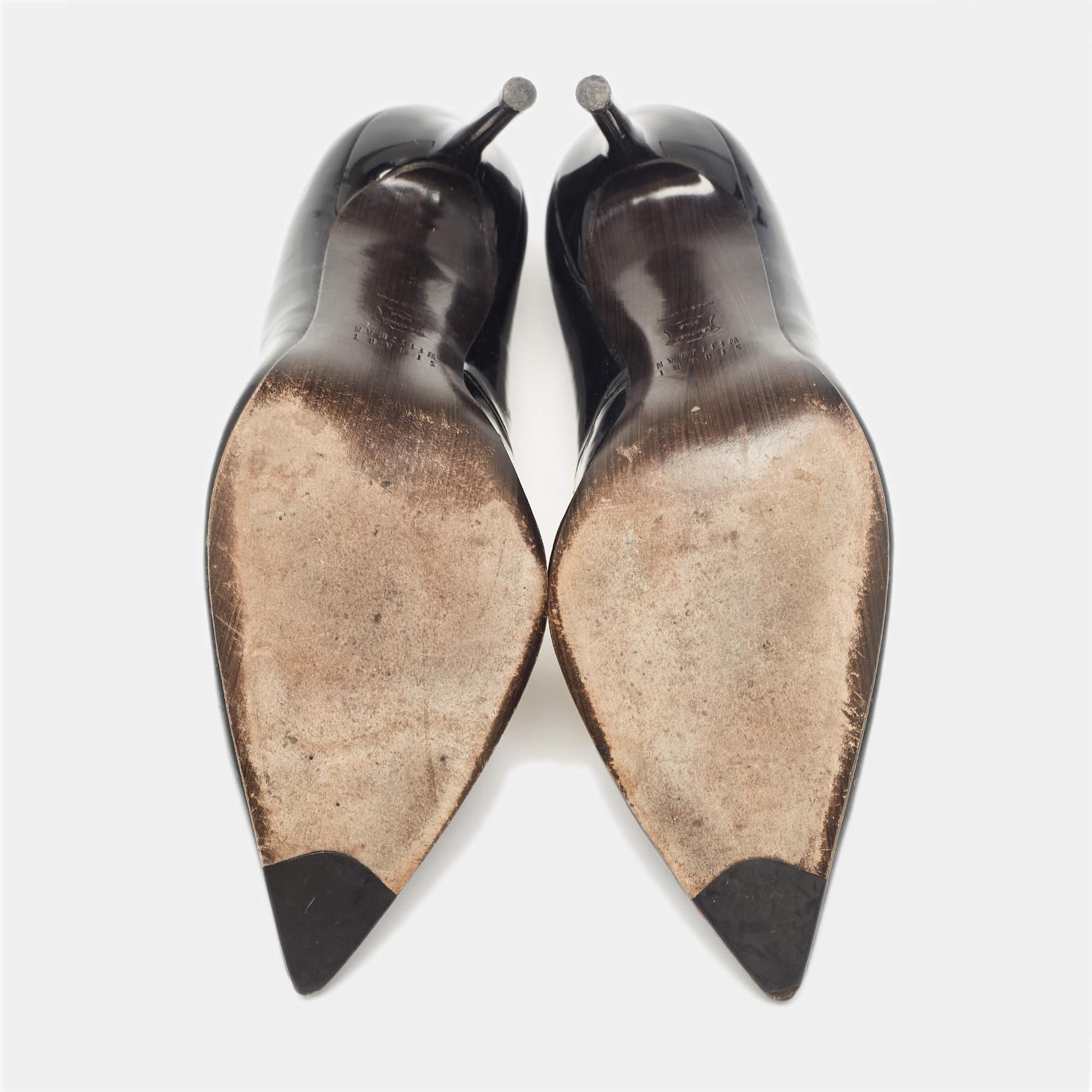 Stuart Weitzman Escarpins à bout pointu en cuir verni noir Taille 38 en vente 2