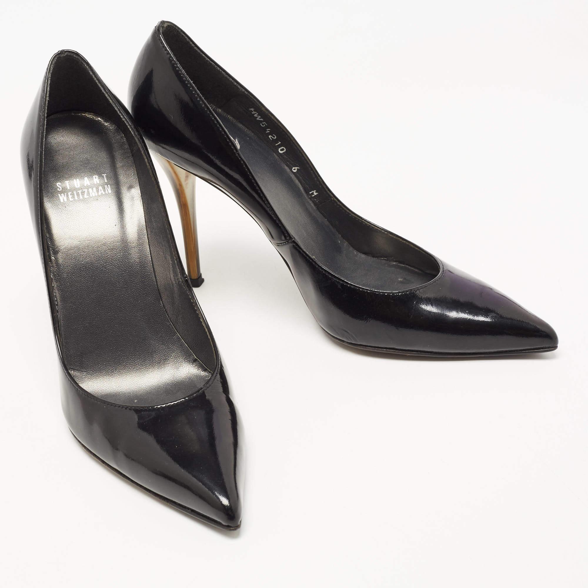 Stuart Weitzman Bombas Slip On de charol negro talla 36.5 en Bueno estado para la venta en Dubai, Al Qouz 2