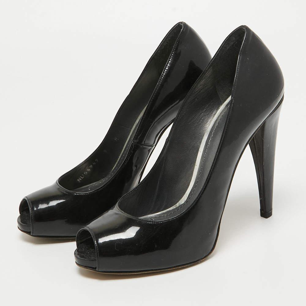 Faites preuve de chic avec ces escarpins de créateur. Ils présentent des talons robustes et des semelles durables, parfaits pour vos sorties à la mode.
