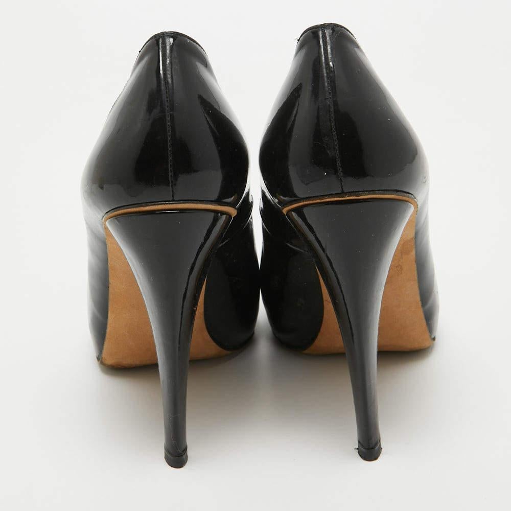 Stuart Weitzman - Escarpins à bouts ronds avec plateforme vernie noire - Taille 39,5 Pour femmes en vente