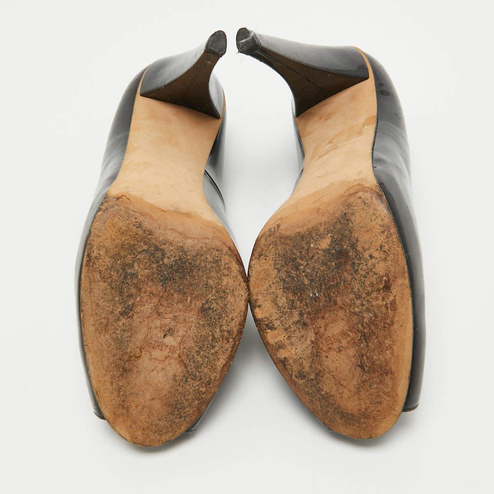 Stuart Weitzman - Escarpins à bouts ronds avec plateforme vernie noire - Taille 39,5 en vente 1
