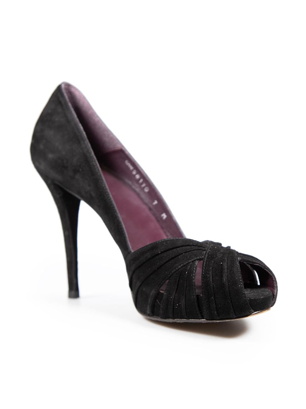 L'ÉTAT est très bon. L'usure des talons est minime. Usure minimale à l'extérieur sur les deux talons avec des abrasions vu sur ce Stuart Weitzman designer occasionnelle article de revente.



Détails


Noir

Suède

Talons

Orteil