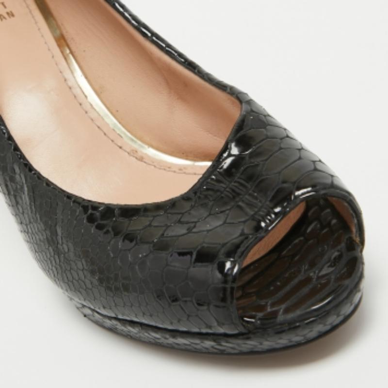 Nero Stuart Weitzman - Pumps con plateau in pelle goffrata di pitone nero - taglia 40 in vendita