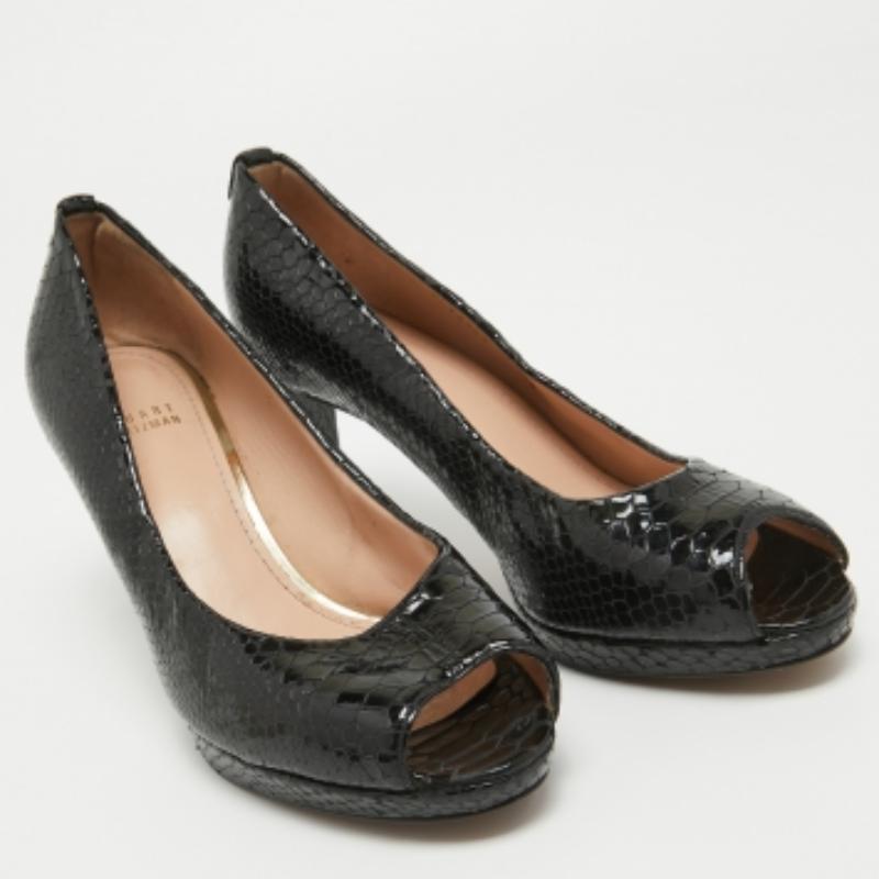 Stuart Weitzman - Pumps con plateau in pelle goffrata di pitone nero - taglia 40 In condizioni buone in vendita a Dubai, Al Qouz 2