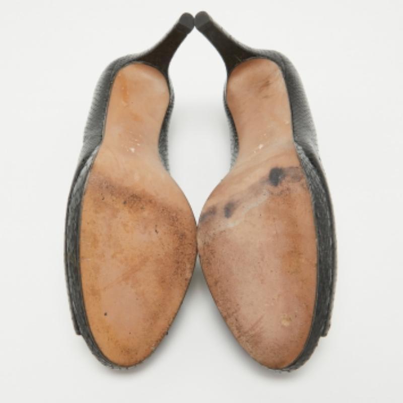 Stuart Weitzman - Pumps con plateau in pelle goffrata di pitone nero - taglia 40 in vendita 2