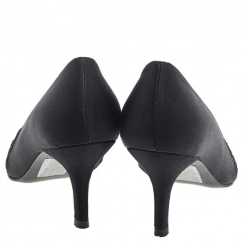 A feminine flair and a sophisticated appeal characterize these stunning Stuart Weitzman sandals. Crafted using quality materials, they will add an opulent charm to your look and complement many looks that you would want to create.