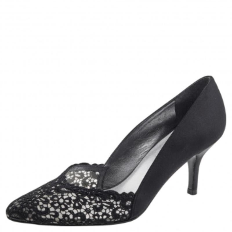 Stuart Weitzman Black Satin and Lace Almond Toe Pumps Size 38 In Good Condition For Sale In Dubai, Al Qouz 2