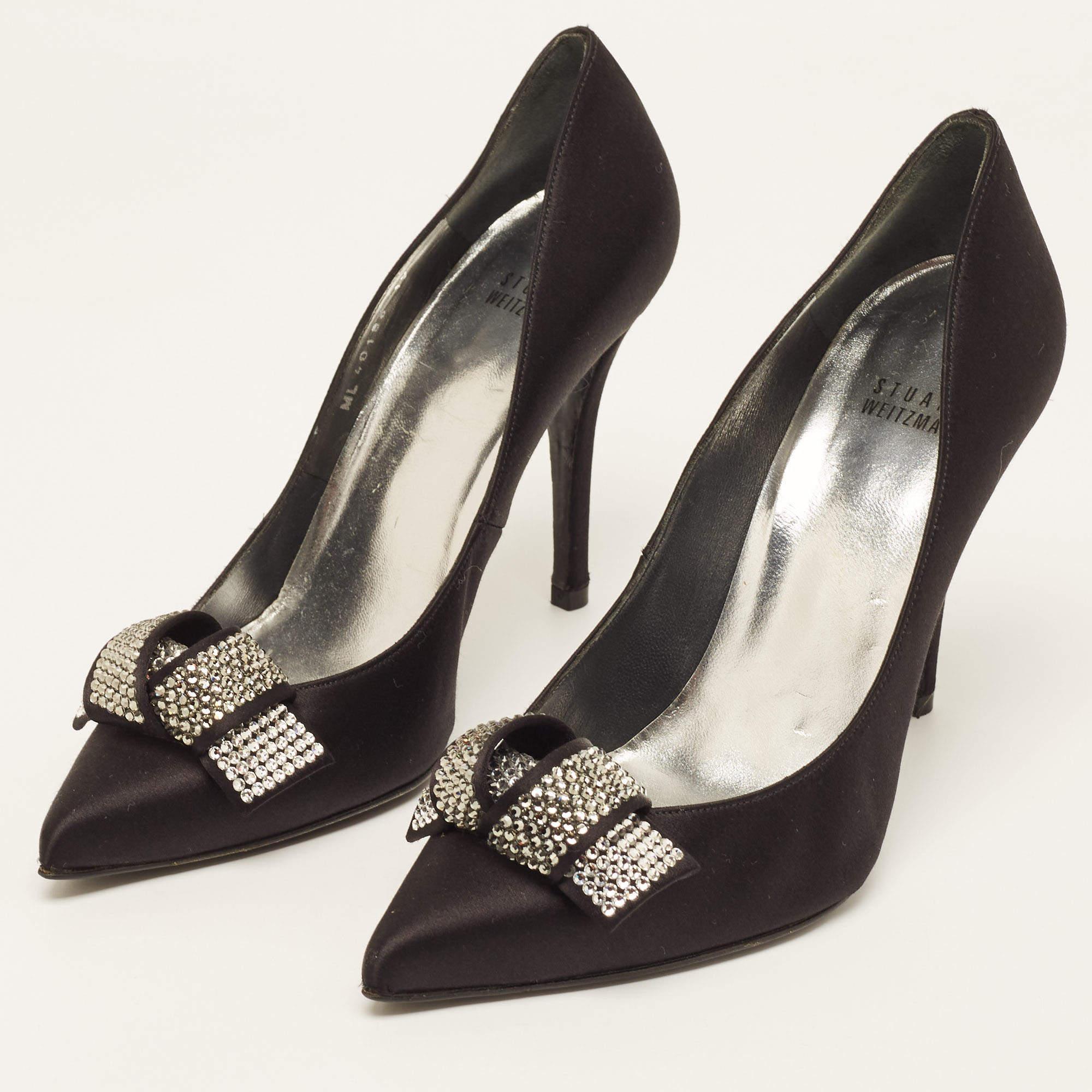 Parfaitement cousus et finis pour assurer un look et une coupe élégants, ces escarpins noirs Stuart Weitzman sont un achat que vous aimerez exhiber. Ils sont très beaux sur les pieds.