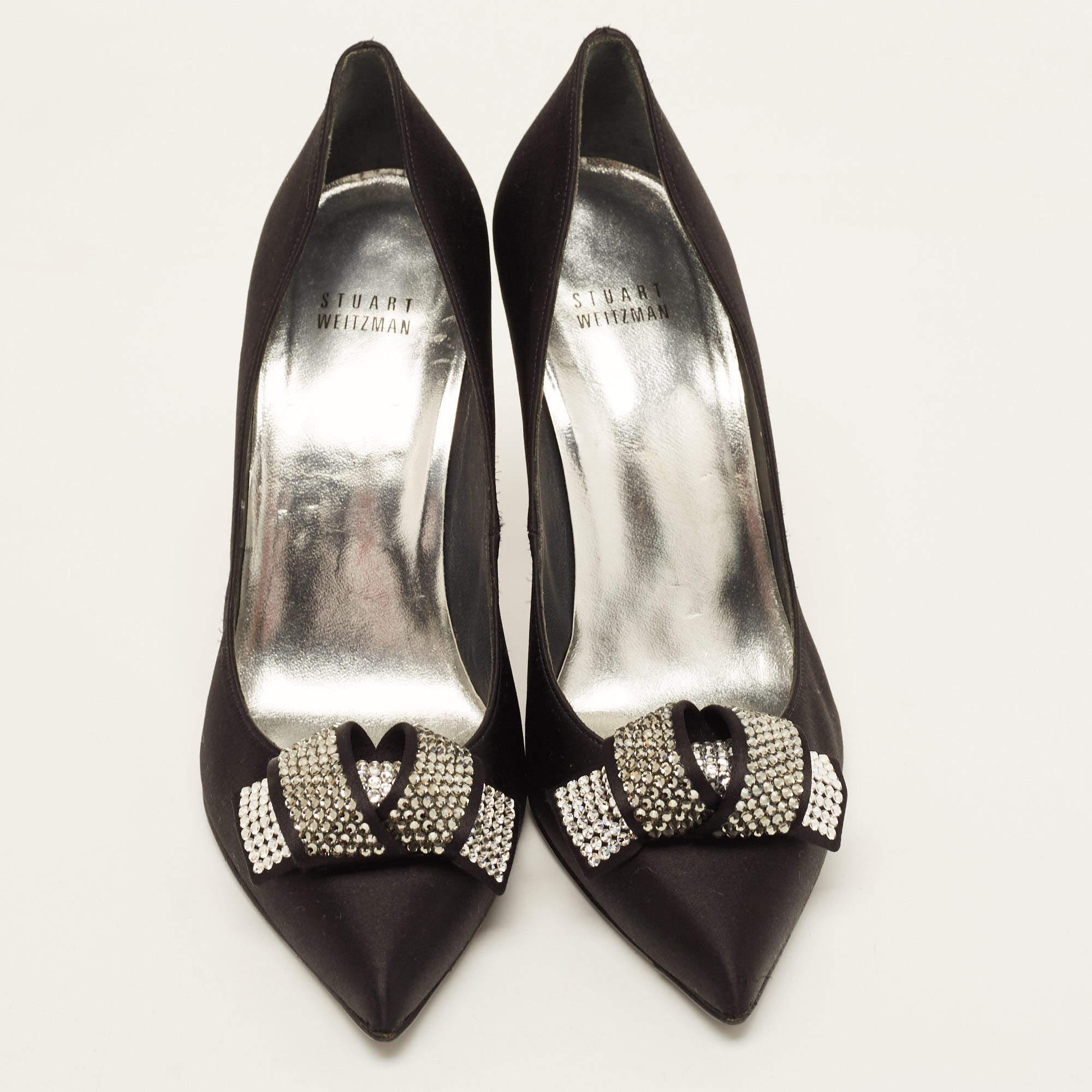 Stuart Weitzman Noir Satin Crystal Embellished Bow Pointed Toe Pumps Size 39 Bon état - En vente à Dubai, Al Qouz 2