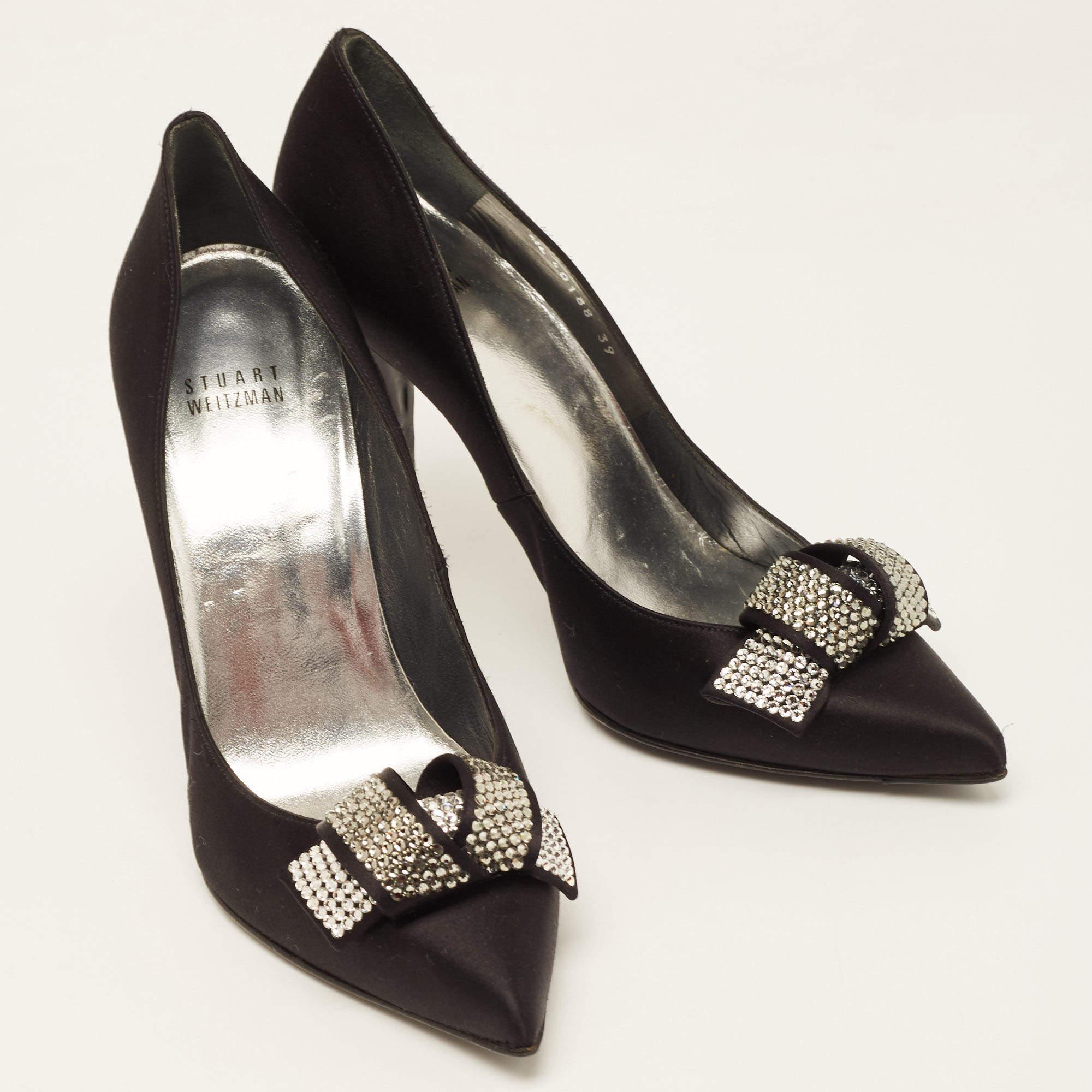 Stuart Weitzman Noir Satin Crystal Embellished Bow Pointed Toe Pumps Size 39 Pour femmes en vente