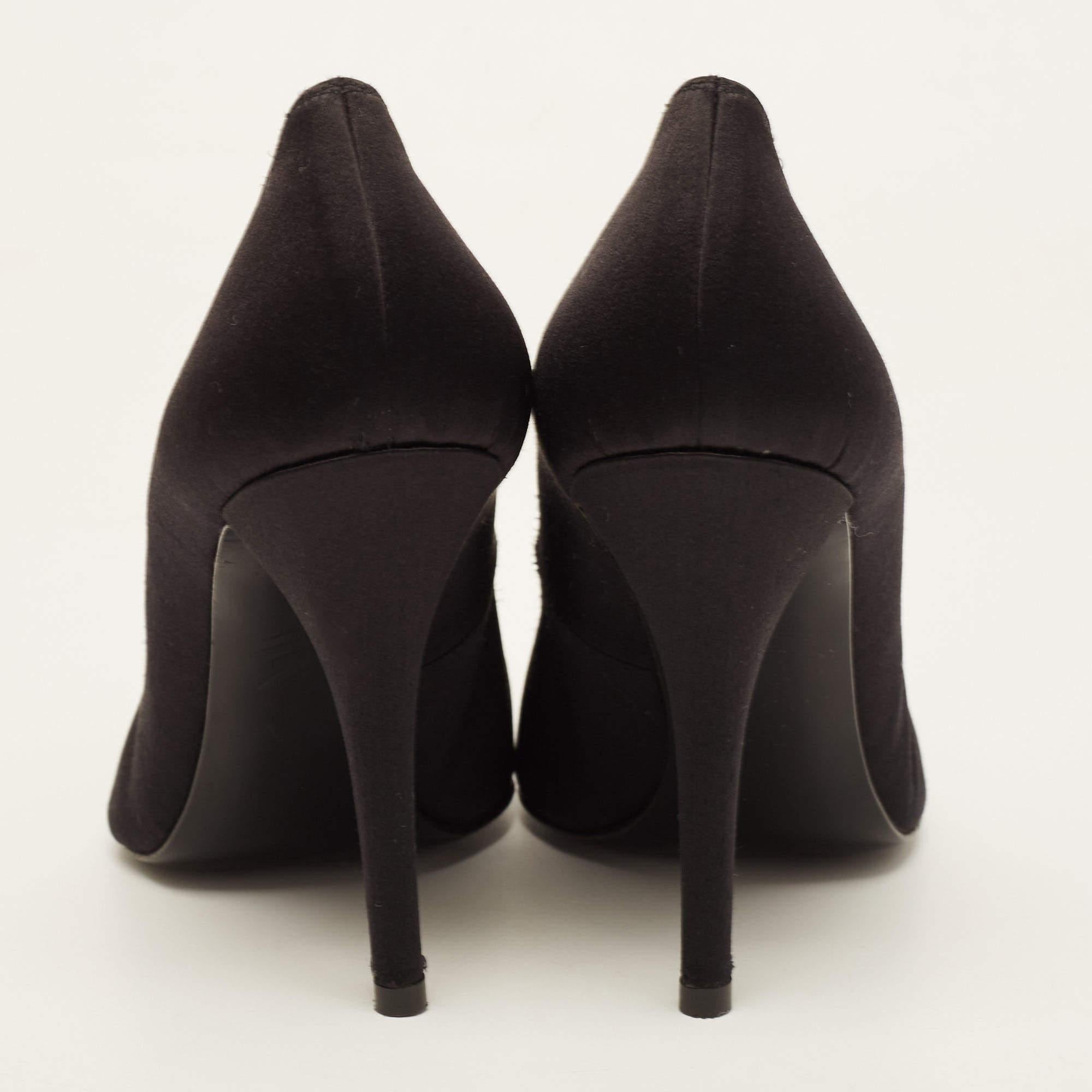 Stuart Weitzman Noir Satin Crystal Embellished Bow Pointed Toe Pumps Size 39 en vente 1