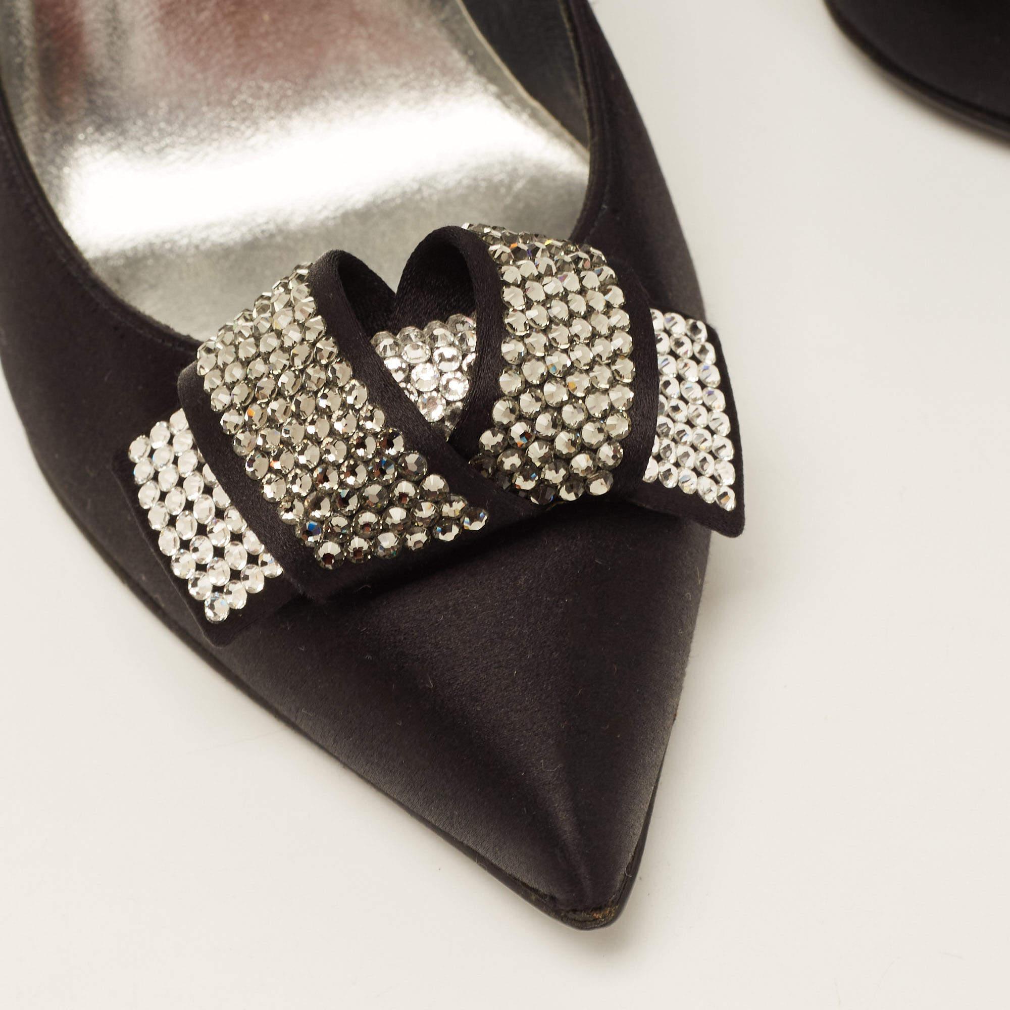 Stuart Weitzman Noir Satin Crystal Embellished Bow Pointed Toe Pumps Size 39 en vente 4