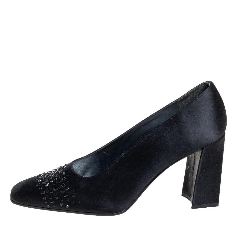 Bringing an elegant element to your look, Stuart Weitzman fashioned these pumps using black satin and sprinkled matching crystals on the vamps. The dreamy pumps stand tall on 8.5 cm heels.

