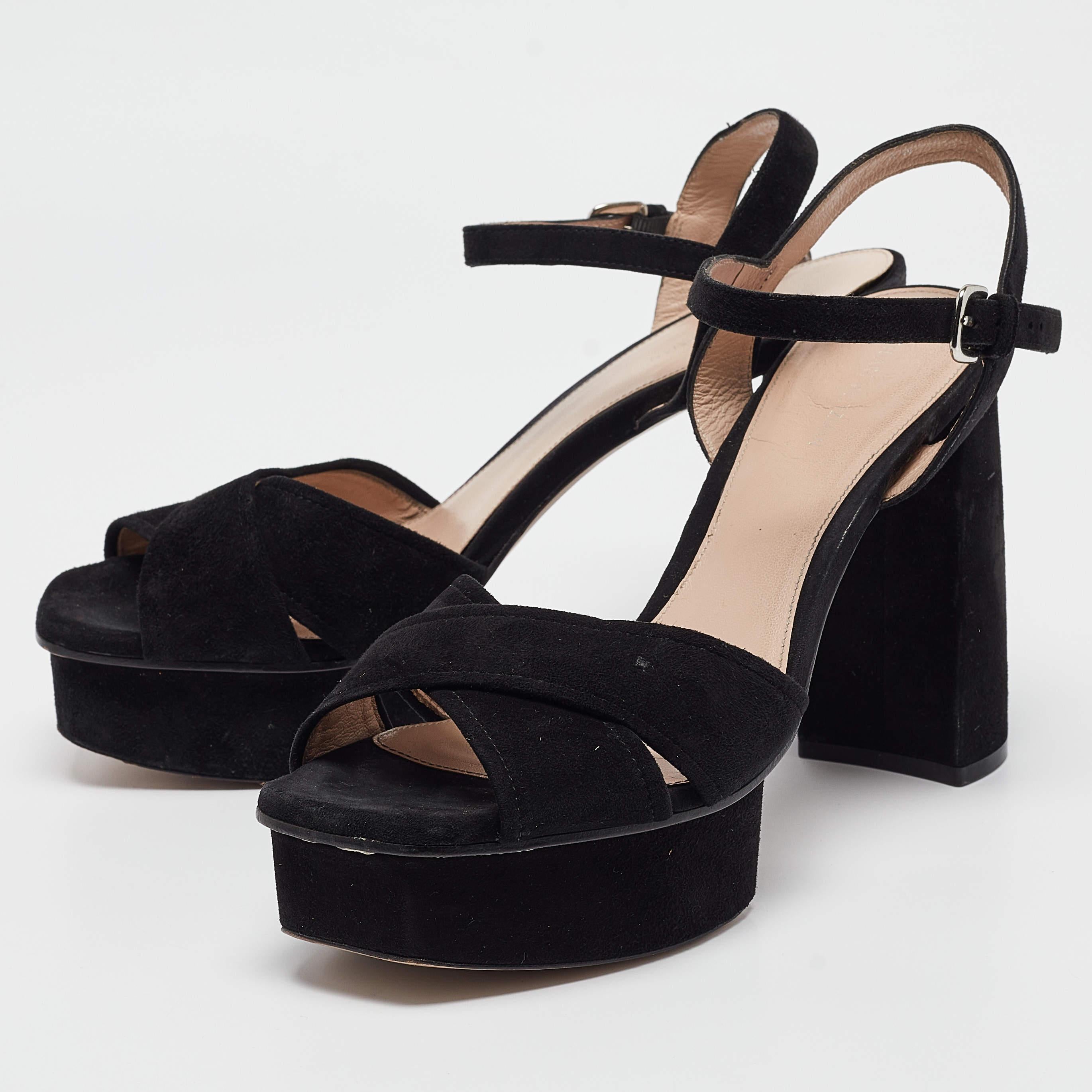Estas sandalias enmarcarán sus pies de forma elegante. Fabricados con materiales de calidad, presentan un diseño elegante y plantillas cómodas.