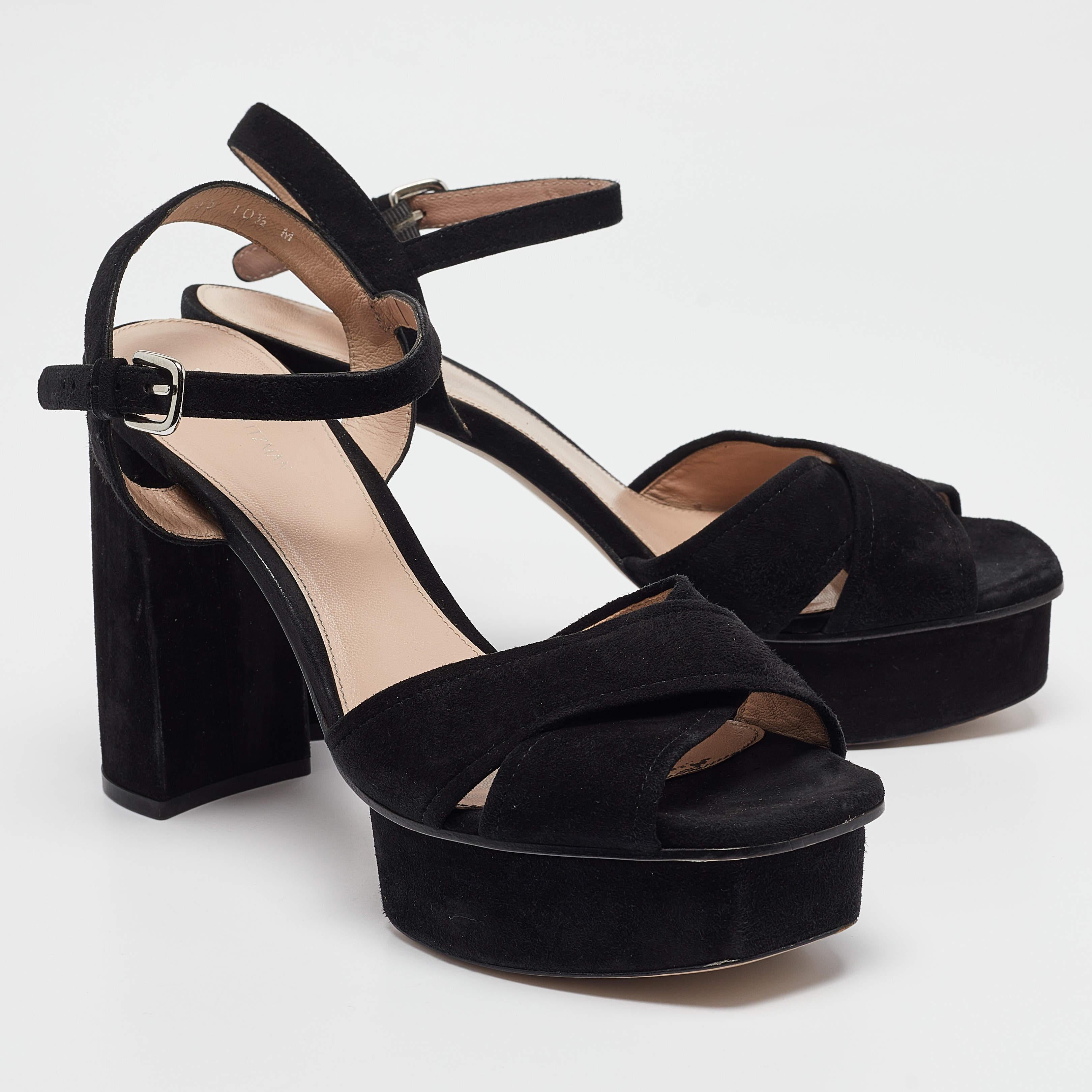 Stuart Weitzman Sandalias con tira al tobillo de ante negro 41.5 en Bueno estado para la venta en Dubai, Al Qouz 2