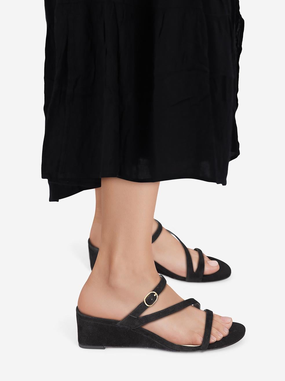 L'ÉTAT est Jamais porté, avec les étiquettes. En raison d'un mauvais stockage des sandales, il y a une abrasion à l'arrière des deux semelles intérieures sur ce nouvel article de revente de designer Stuart Weitzman. Cette paire de chaussures est