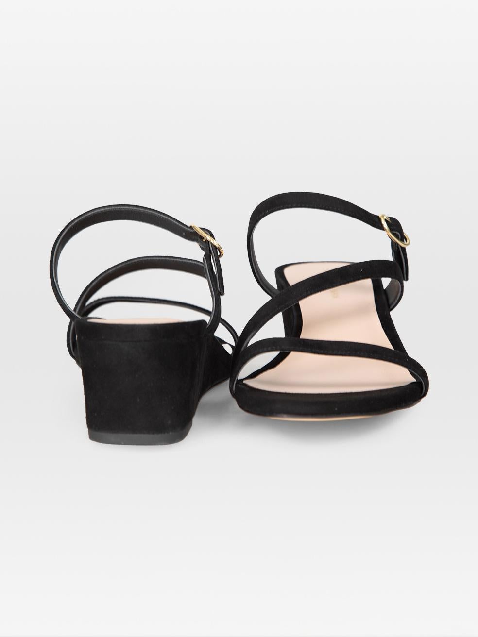 Noir Stuart Weitzman Sandales à boucle en daim noir Taille US 8 en vente