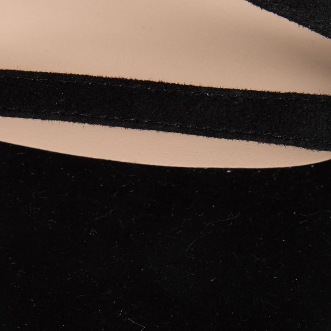 Stuart Weitzman Sandales à boucle en daim noir Taille US 8 Pour femmes en vente