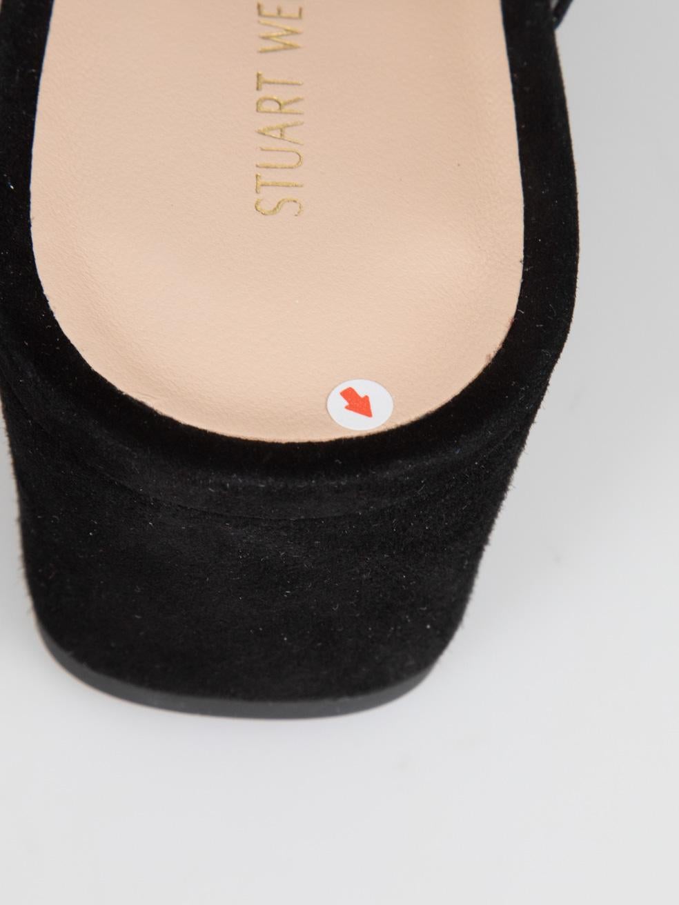 Stuart Weitzman Sandales à boucle en daim noir Taille US 8 en vente 2