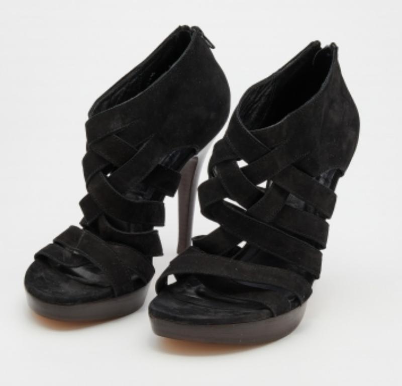 Soyez glamour quelle que soit votre tenue avec ces magnifiques sandales noires. Ils sont dotés d'une semelle en cuir résistant et d'un talon de 12 cm. Ces fabuleuses sandales à lanières croisées de Stuart Weitzman vous permettront de sortir avec