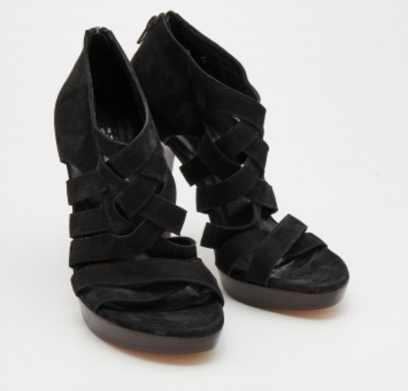 Stuart Weitzman Sandales en daim noir à lanières croisées Taille 38.5 Bon état - En vente à Dubai, Al Qouz 2