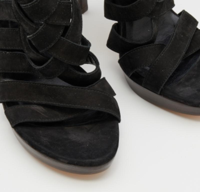 Stuart Weitzman Sandales en daim noir à lanières croisées Taille 38.5 Pour femmes en vente