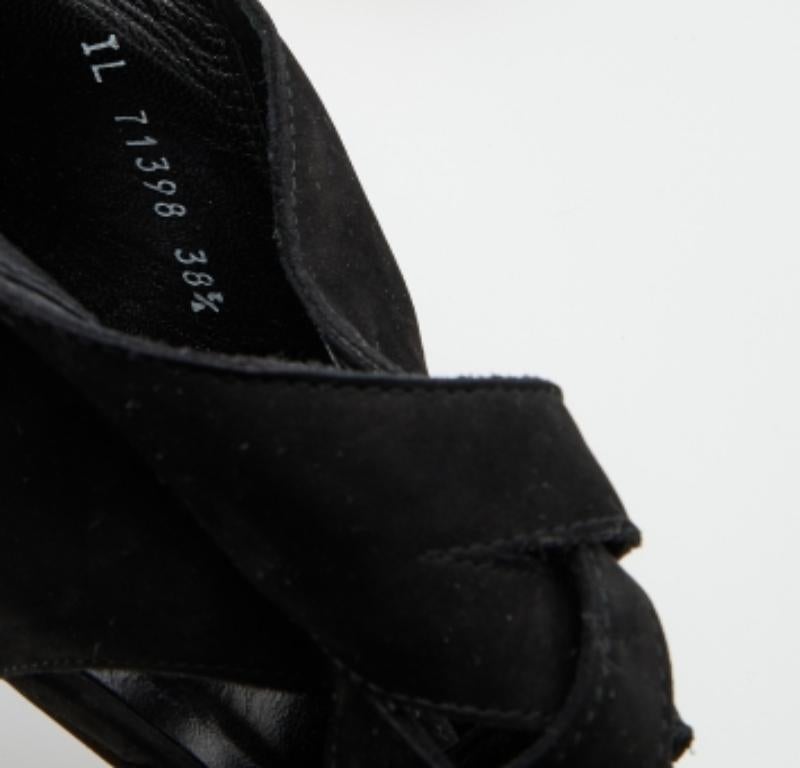 Stuart Weitzman Sandales en daim noir à lanières croisées Taille 38.5 en vente 3