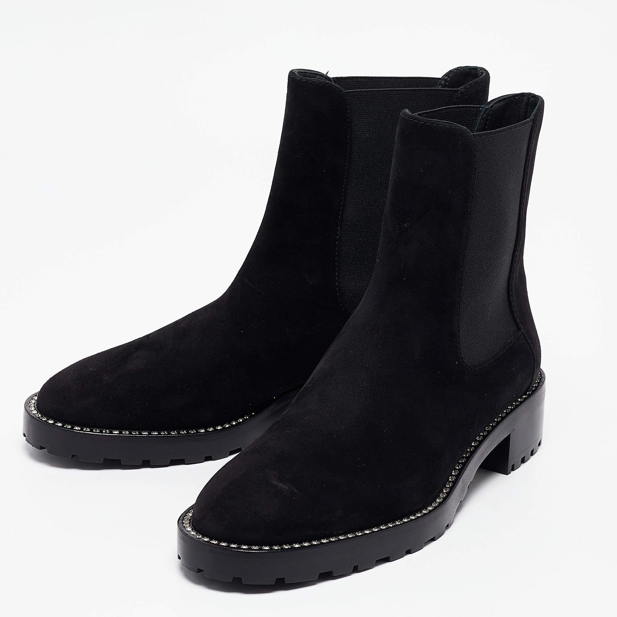 Les bottes sont un élément essentiel de votre garde-robe  et ces bottes  fabriqué à partir de matériaux de première qualité  sont un bon choix. Offrir le meilleur du confort et du style  cette paire à la semelle solide serait parfaite avec un jean