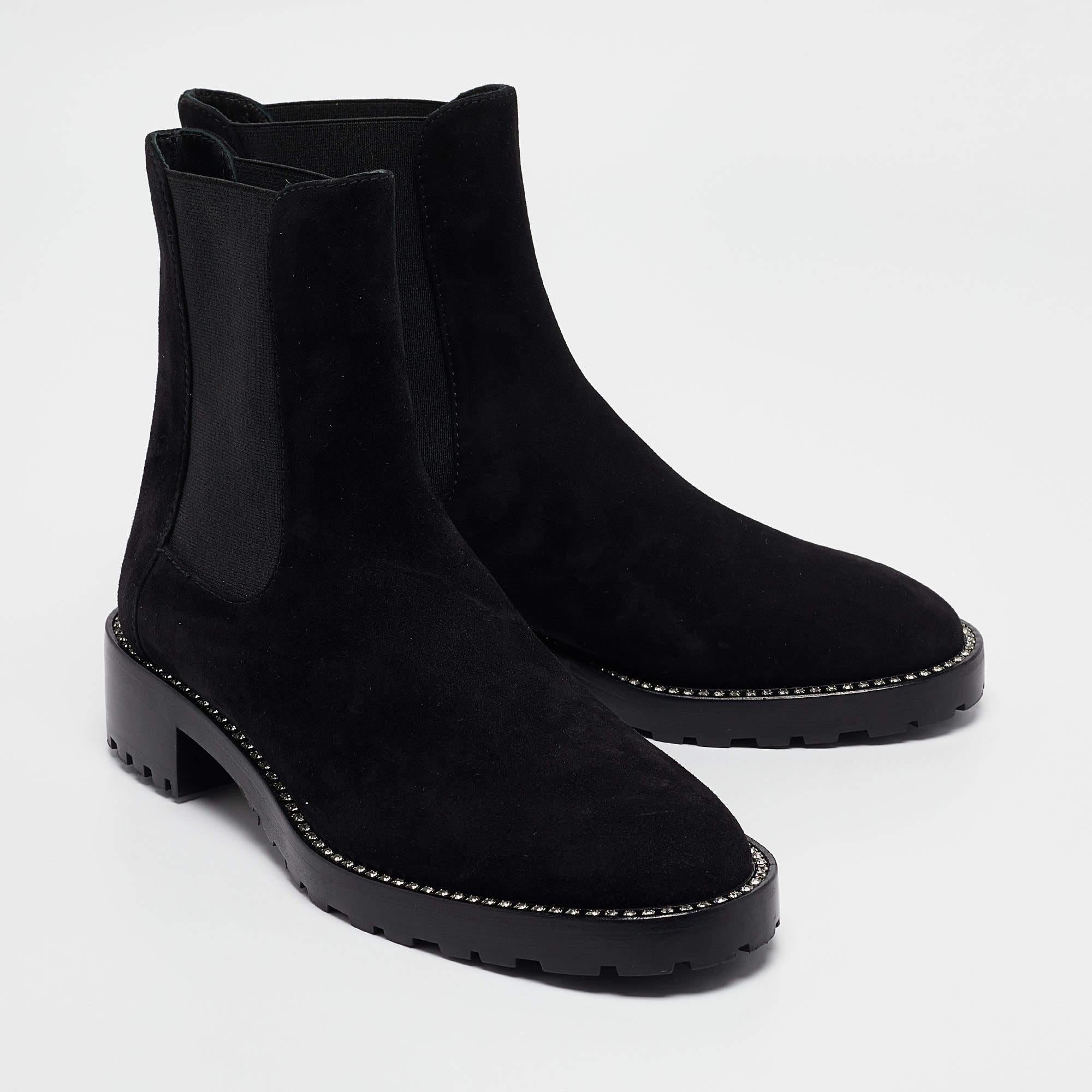 Stuart Weitzman Bottes Chelsea Kolbie en daim noir Taille 36 Neuf - En vente à Dubai, Al Qouz 2