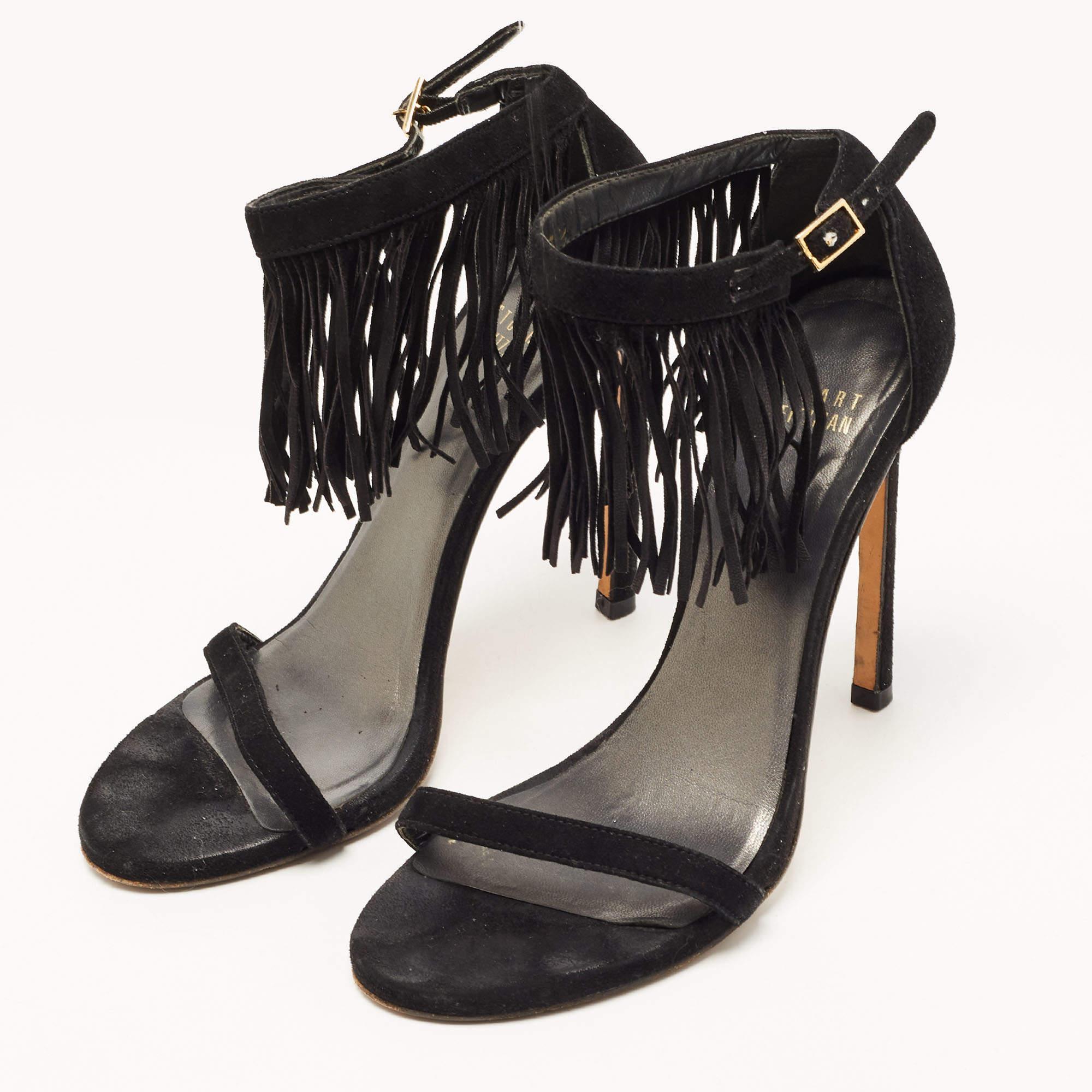 These sandals will frame your feet in an elegant manner. Crafted from quality materials they display a classy design and comfortable insoles.