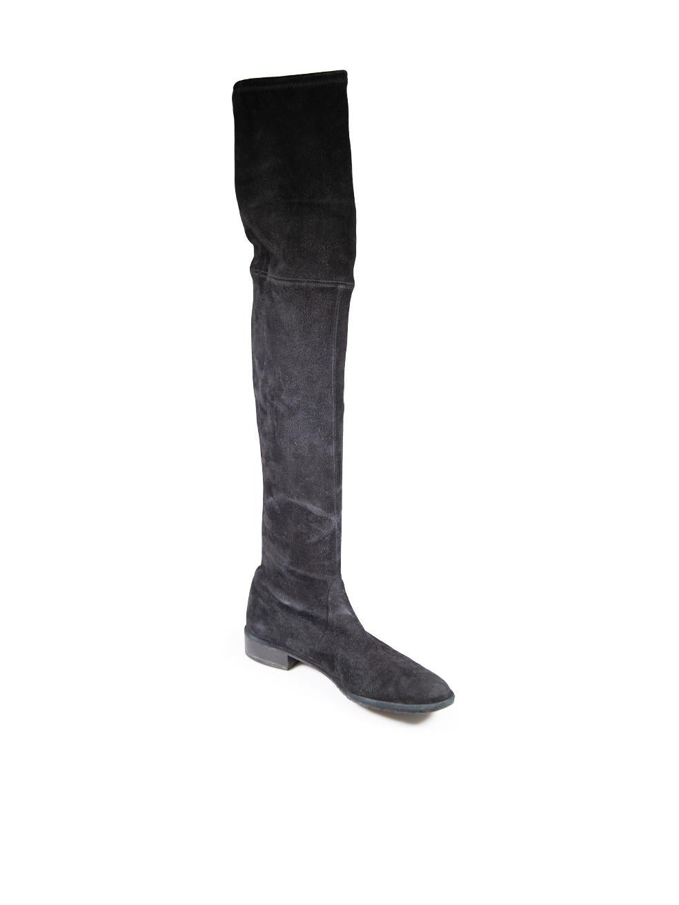 L'ÉTAT est très bon. L'usure des bottes est minime. Abrasion sur le pourtour de la semelle, la boîte à orteils, le contrefort et le talon des deux chaussures. Marques et côtés généraux de tissage sur les deux côtés supérieurs des deux chaussures sur