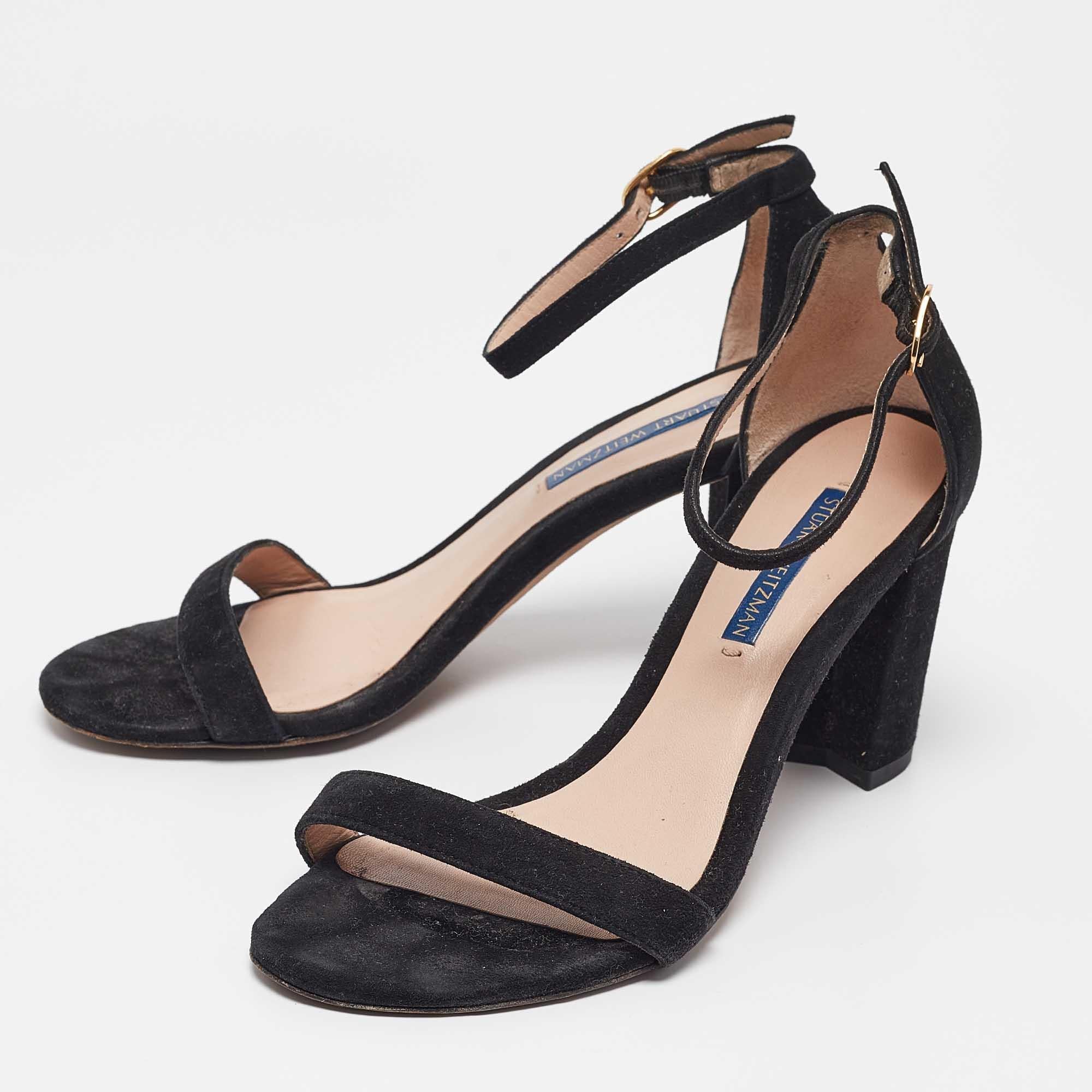 These sandals will offer you both luxury and comfort. Made from quality materials they come in a versatile shade and are equipped with comfortable insoles.