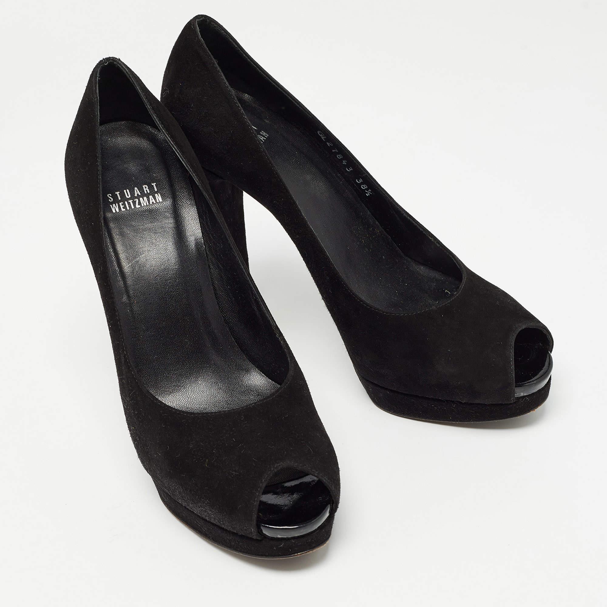Stuart Weitzman Escarpins Peep Toe en daim noir Taille 38.5 Bon état - En vente à Dubai, Al Qouz 2