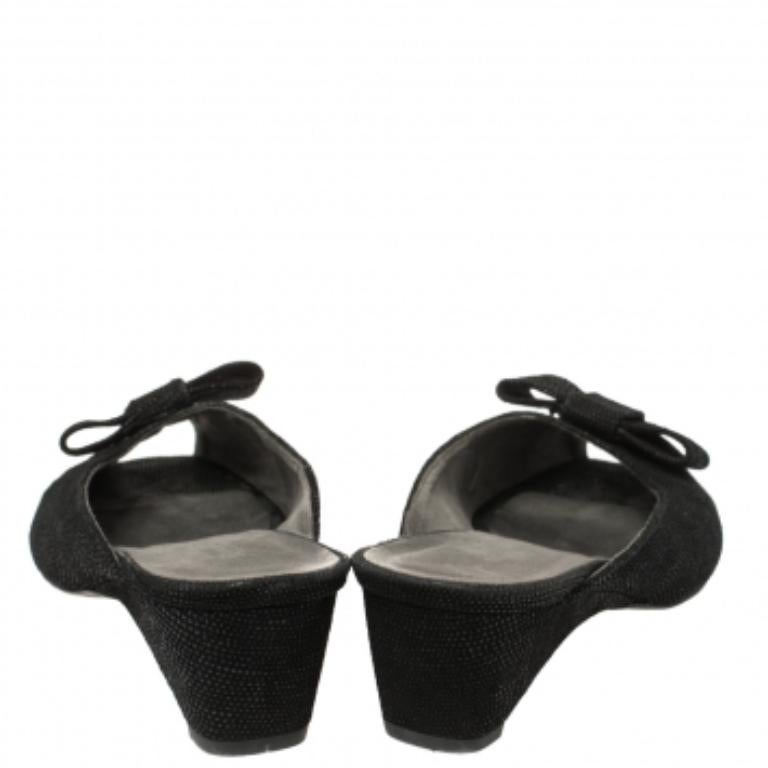 Stuart Weitzman Schwarze Slide-Sandalen aus Wildleder Größe 37 im Zustand „Relativ gut“ im Angebot in Dubai, Al Qouz 2