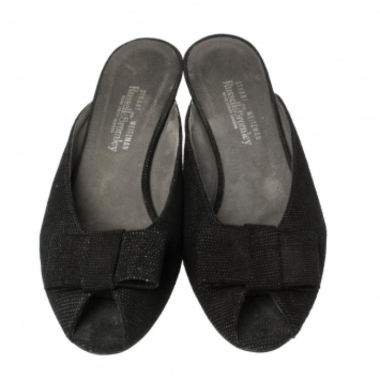 Stuart Weitzman Schwarze Slide-Sandalen aus Wildleder Größe 37 Damen im Angebot