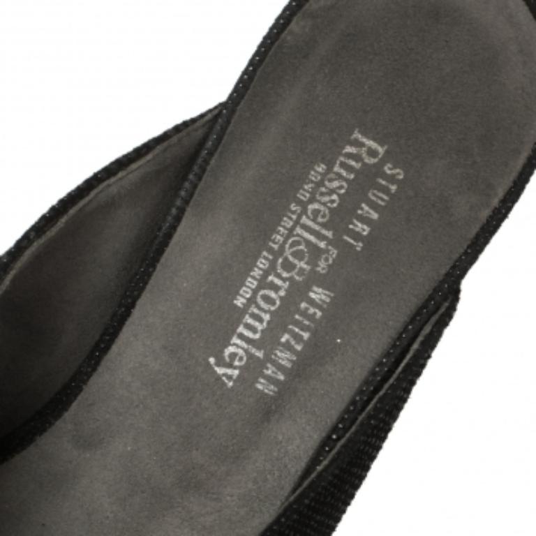 Stuart Weitzman Schwarze Slide-Sandalen aus Wildleder Größe 37 im Angebot 1