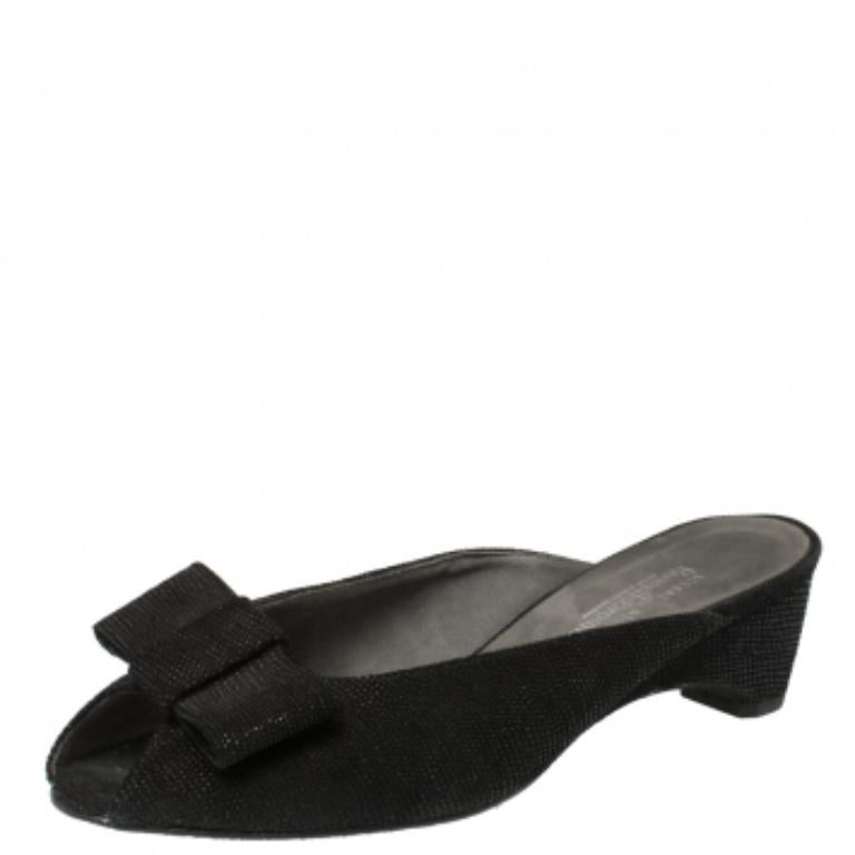Stuart Weitzman Schwarze Slide-Sandalen aus Wildleder Größe 37 im Angebot 2