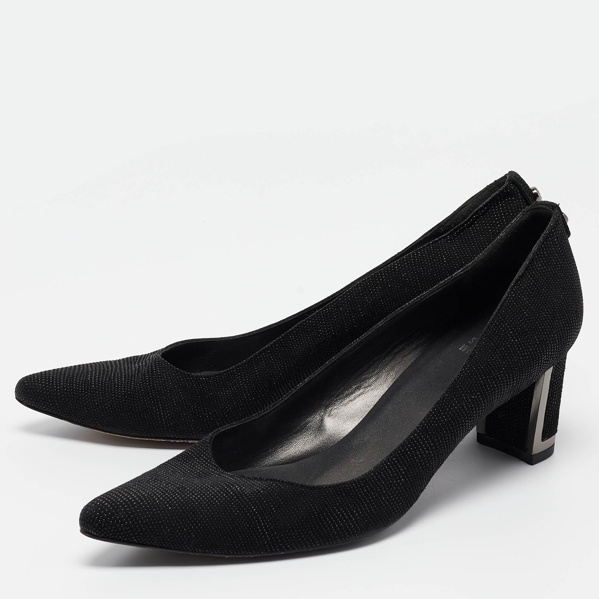Affichez un style élégant avec cette paire d'escarpins. Ces chaussures élégantes sont fabriquées à partir de matériaux de qualité. Ils sont posés sur des semelles durables et des talons élégants.