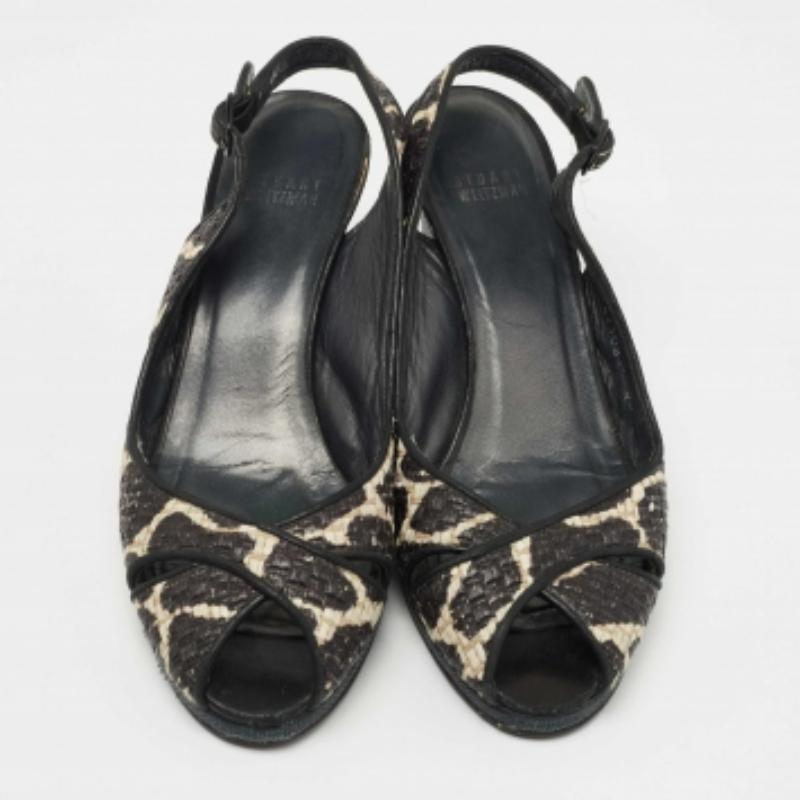 Stuart Weitzman Sandalias de cuña de rafia blanca/negra talla 40 en Bueno estado para la venta en Dubai, Al Qouz 2