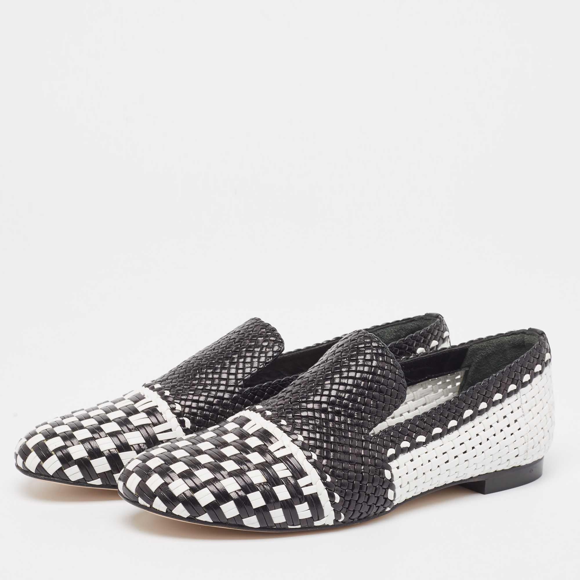 Give your outfit a luxe update with this pair of Stuart Weitzman smoking slippers. The shoes are sewn perfectly to help you make a statement in them for a long time.