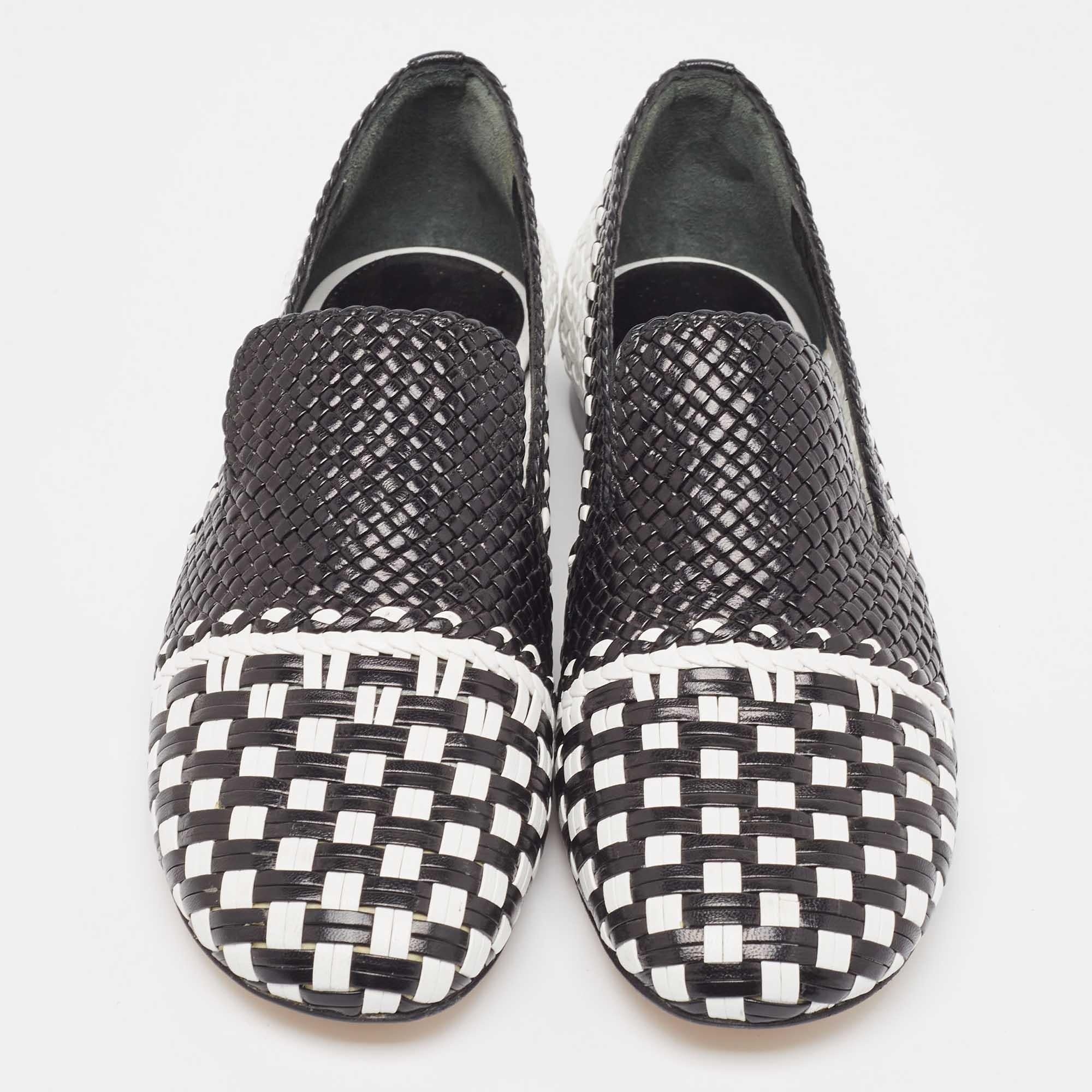 Stuart Weitzman Black/White Woven Leather Riviera Smoking Slippers Size 36 In Fair Condition For Sale In Dubai, Al Qouz 2