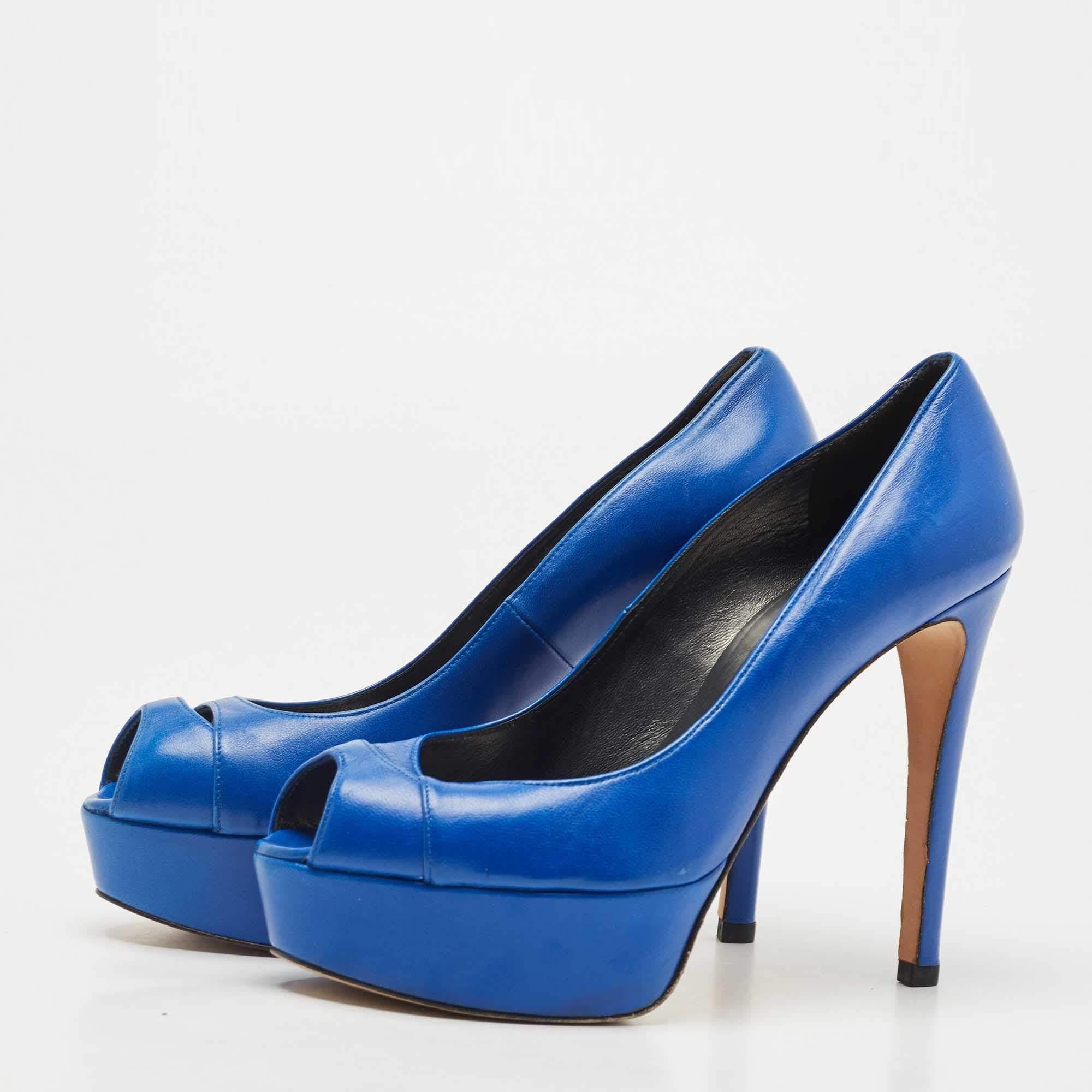 Faites preuve de chic avec ces escarpins de créateur. Ils présentent des talons robustes et des semelles durables  parfait pour vos sorties à la mode