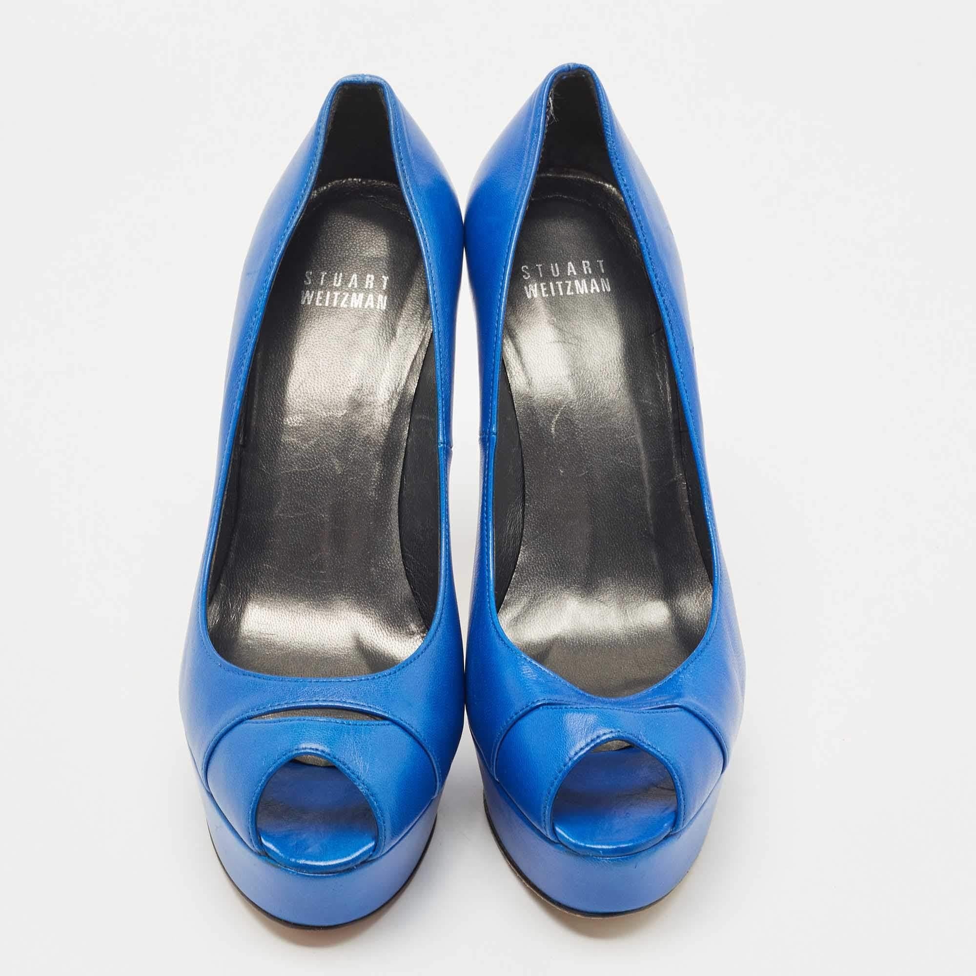 Bleu Stuart Weitzman escarpins à bout ouvert en cuir bleu, taille 37 en vente