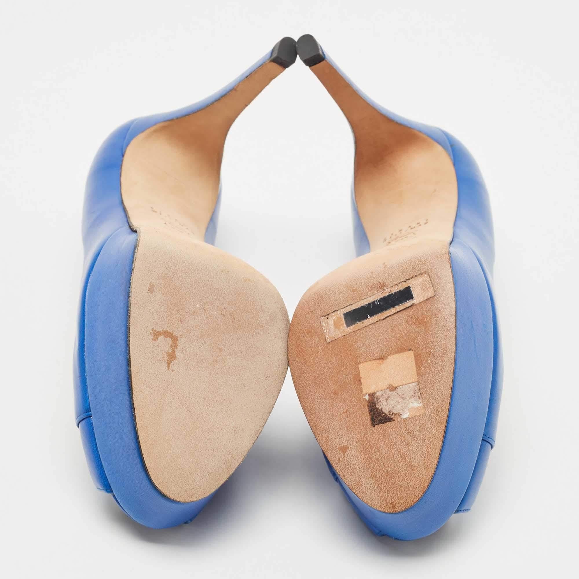 Stuart Weitzman escarpins à bout ouvert en cuir bleu, taille 37 en vente 1