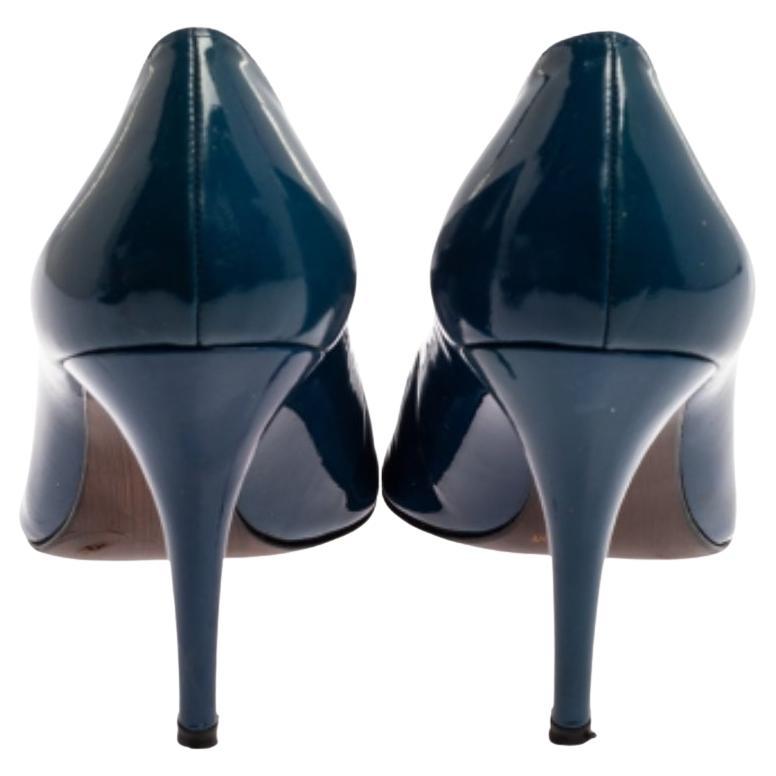 Designed with minimal aesthetics, these Stuart Weitzman pumps will help you outline a distinctive look. They are crafted from blue patent leather and feature round toes. Let them lift you up gracefully with their 10 cm heels and make your feet happy