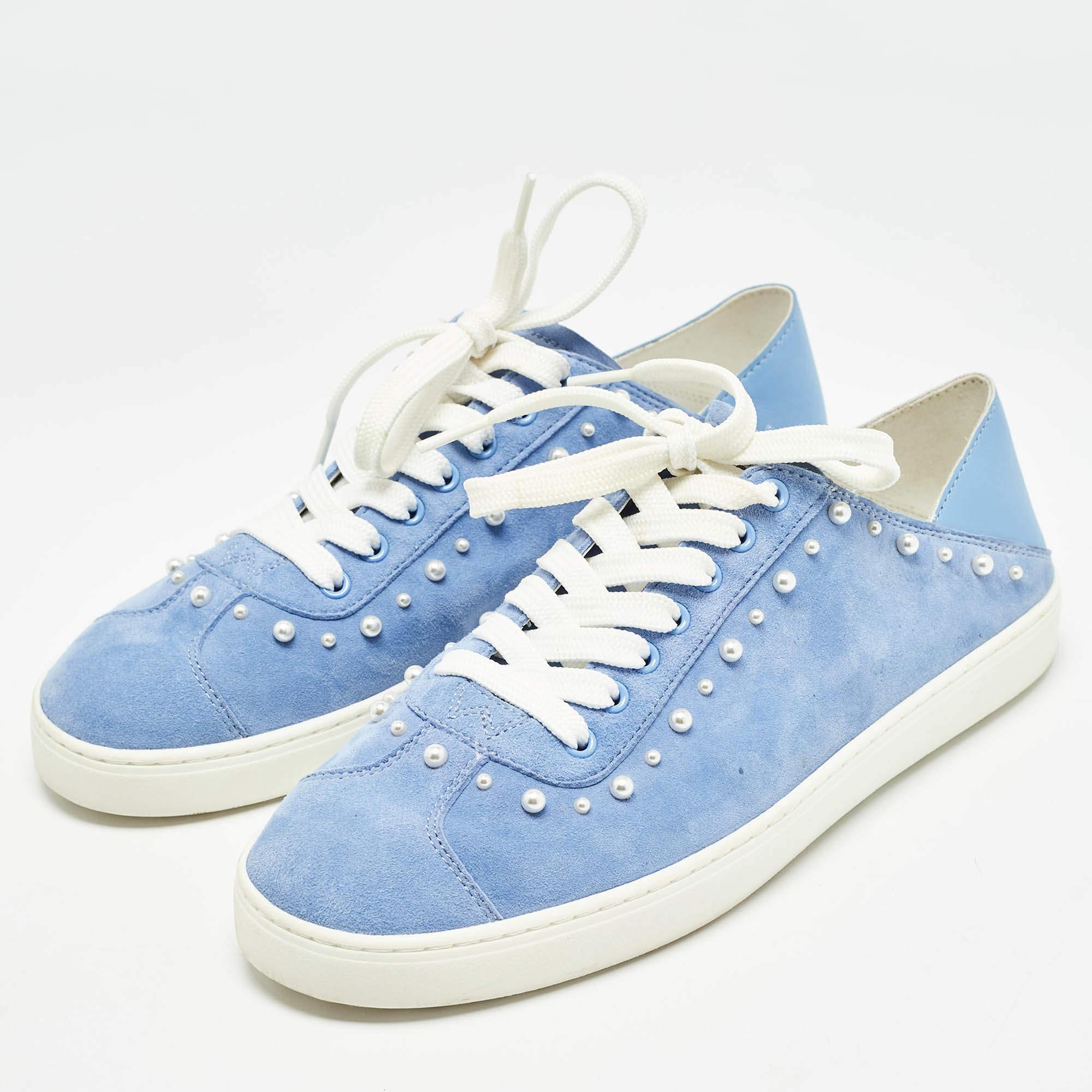 Entrez dans le luxe de la mode avec ces baskets de créateur. Ces chaussures de sport haut de gamme offrent un mélange harmonieux de style et de confort, parfait pour ceux qui exigent de la sophistication à chaque pas.