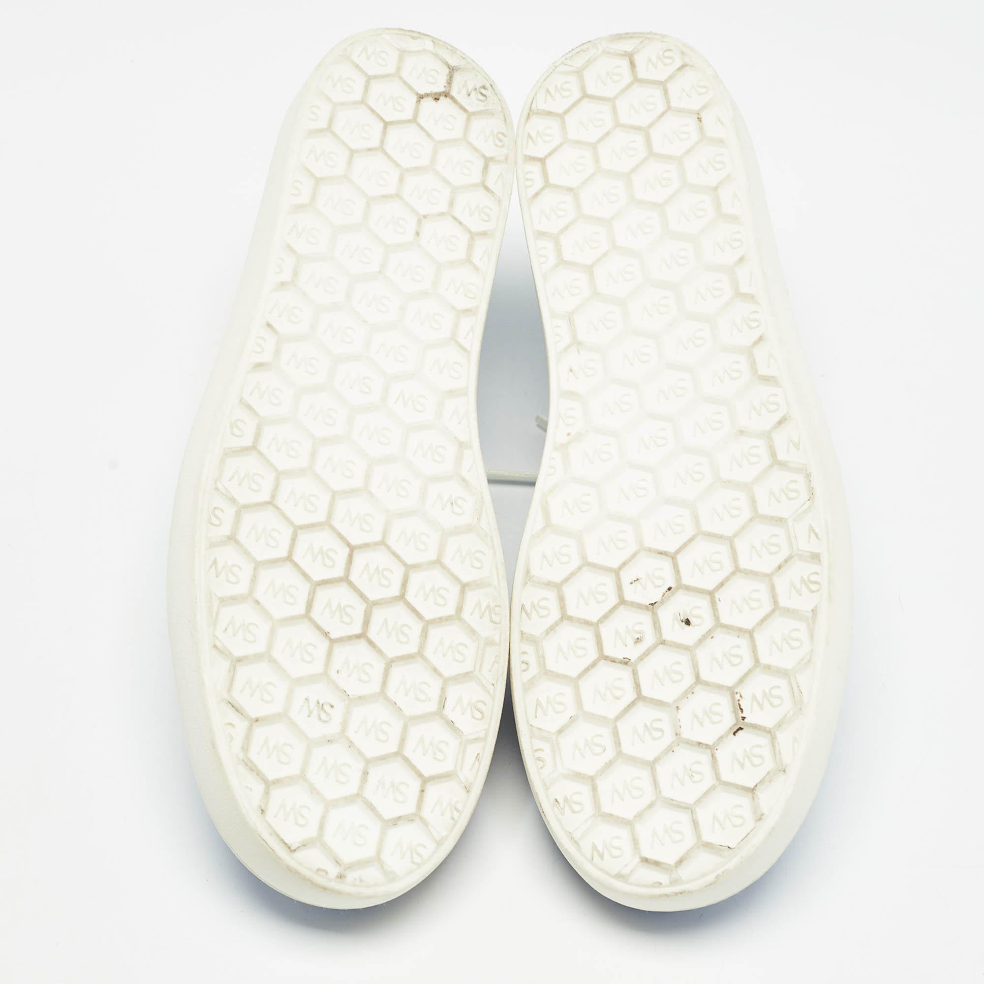 Baskets Stuart Weitzman en daim bleu ornées de poires et à lacets, taille 39,5 en vente 1