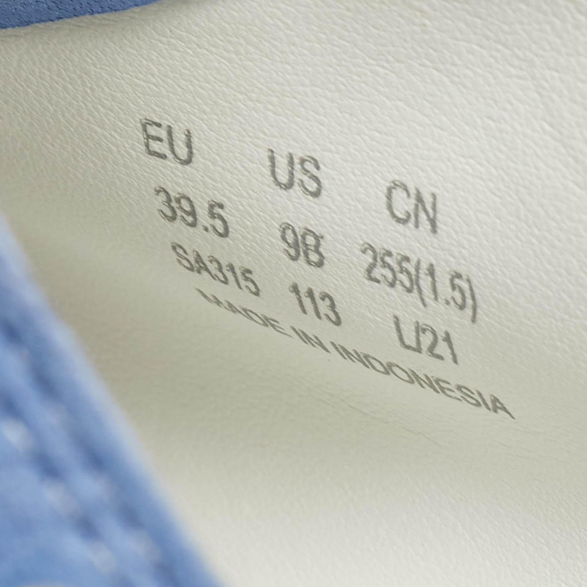 Baskets Stuart Weitzman en daim bleu ornées de poires et à lacets, taille 39,5 en vente 3
