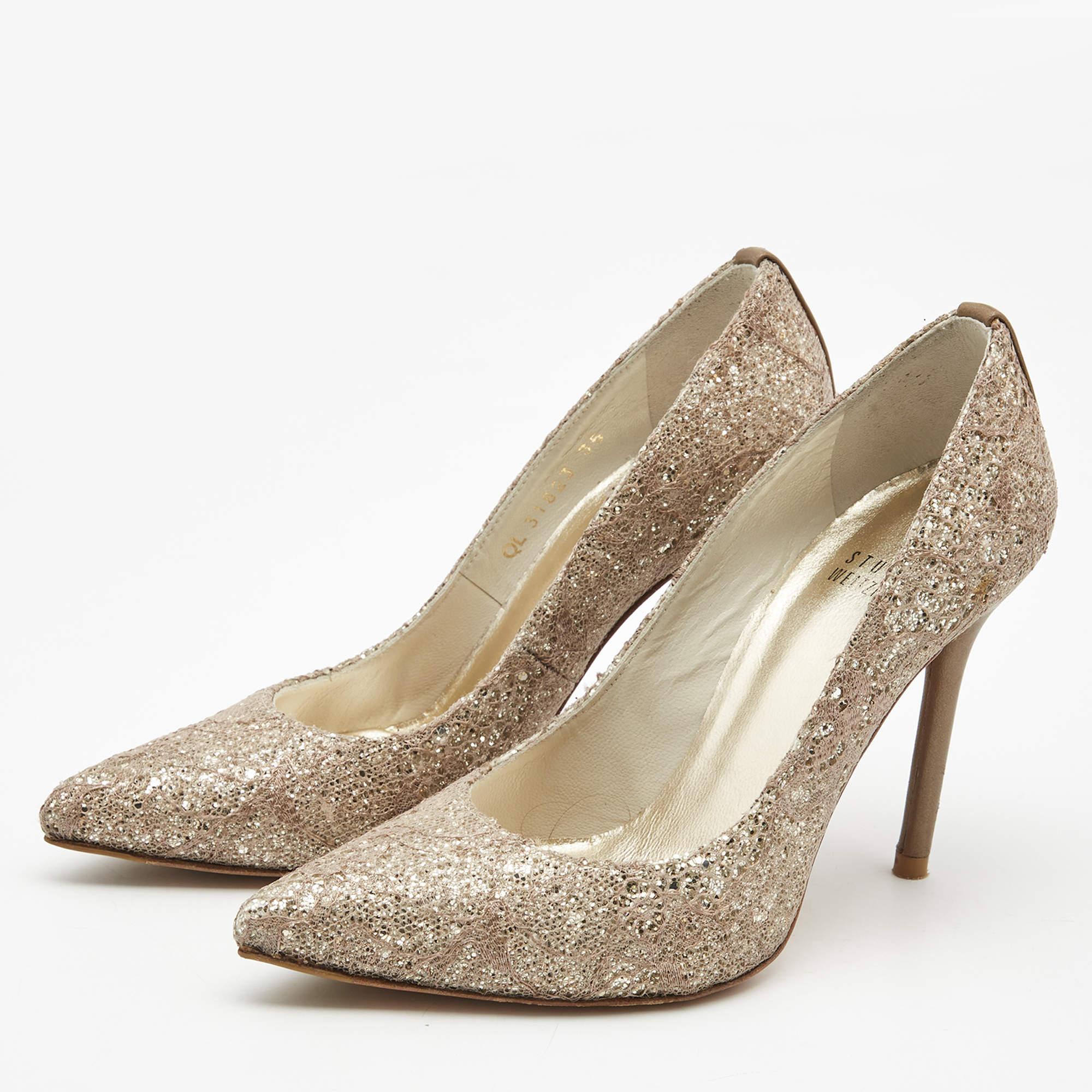 Un délicieux assortiment de drames et de romances  Cette paire d'escarpins de Gianvito Rossi est réalisée en paillettes et se distingue par des bouts pointus et une silhouette puissante. Rehaussé par des talons aiguilles de 10 cm  Elles peuvent être