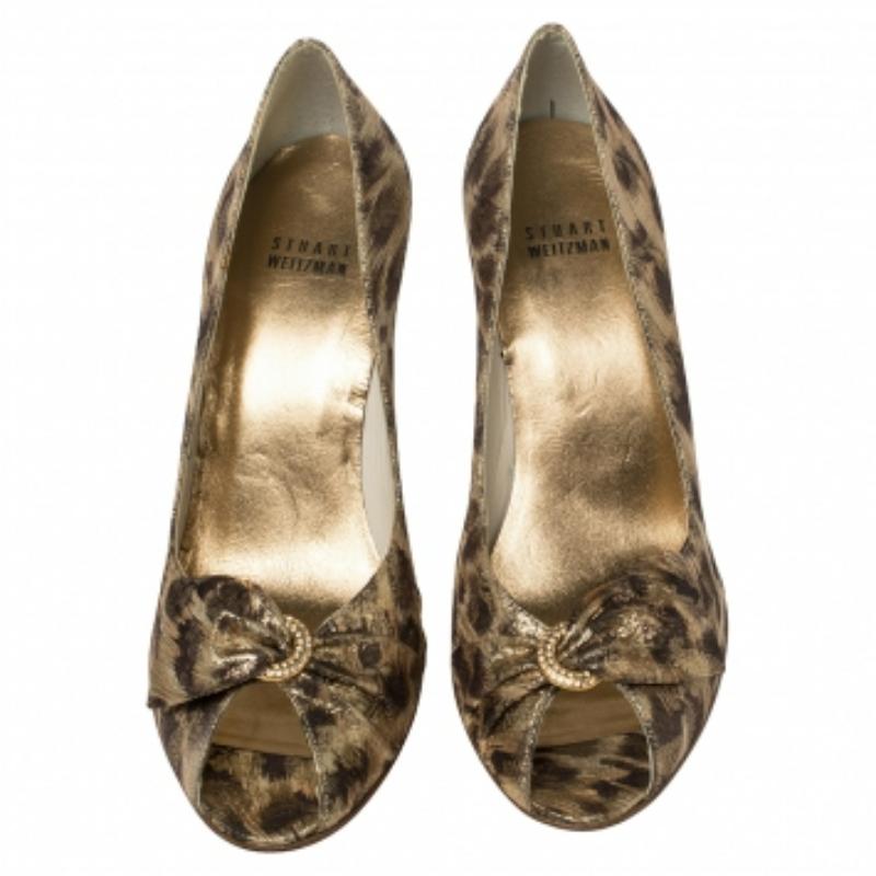 Women's Stuart Weitzman Brown Lamé Fabric Leopard Print Bow Peep Toe Pumps Size 38.5 For Sale